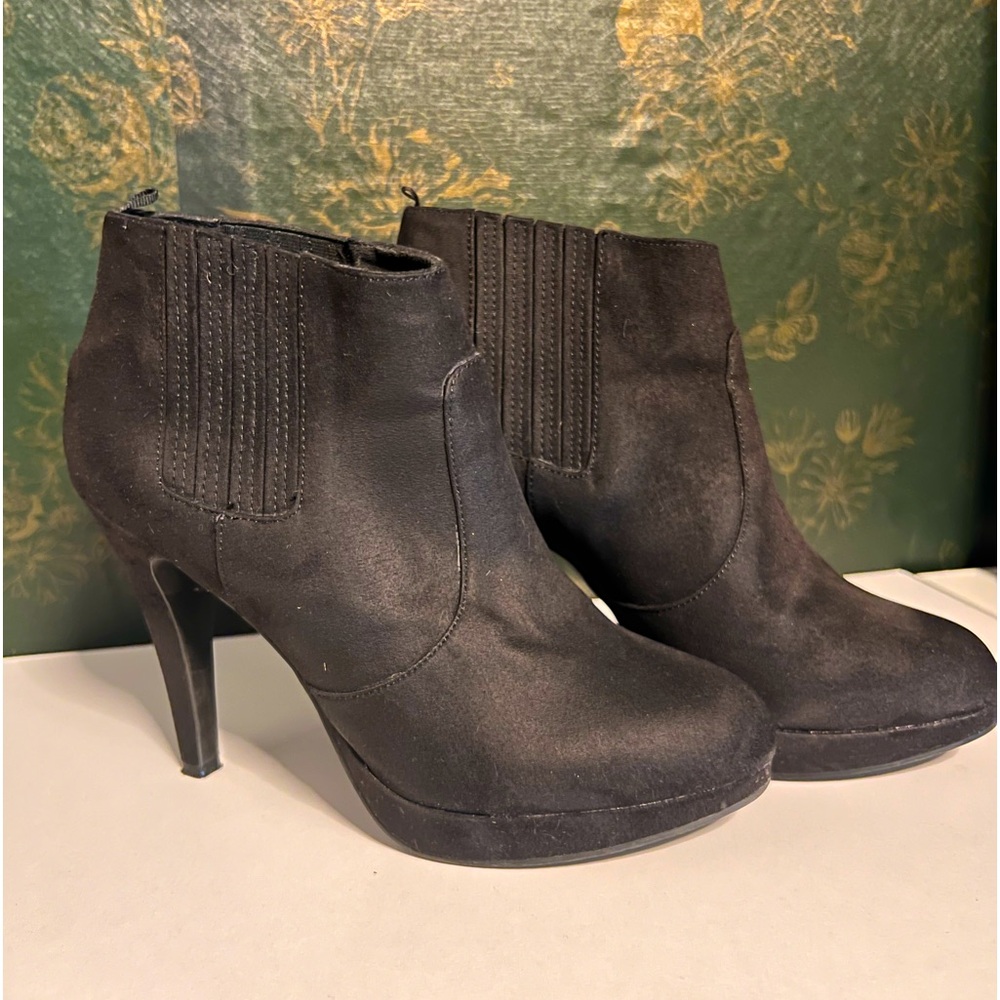 Women’s size 38, black, suede ankle boootie